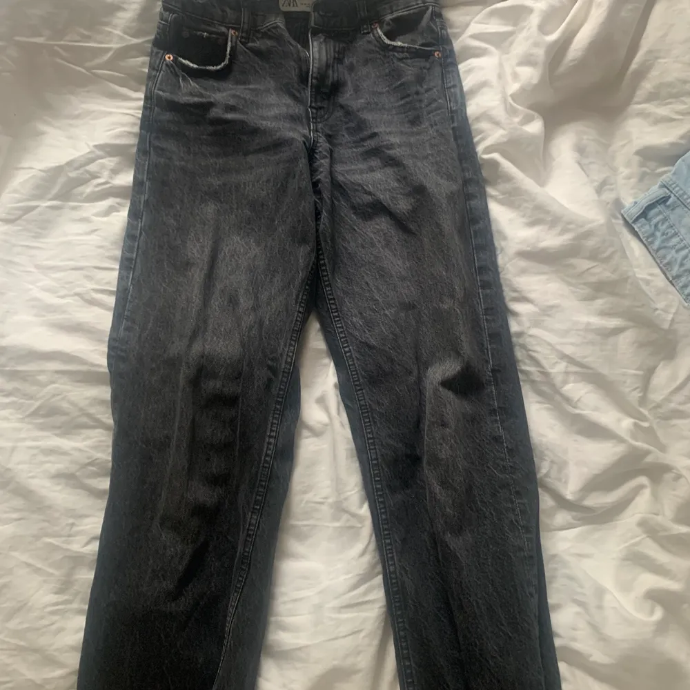 Säljer dessa snygga lågmidjade jeans från Zara som är för små. Använda ett fåtal gånger och är som nya.. Jeans & Byxor.