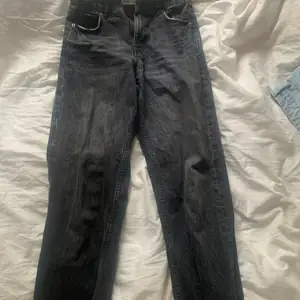 Säljer dessa snygga lågmidjade jeans från Zara som är för små. Använda ett fåtal gånger och är som nya.