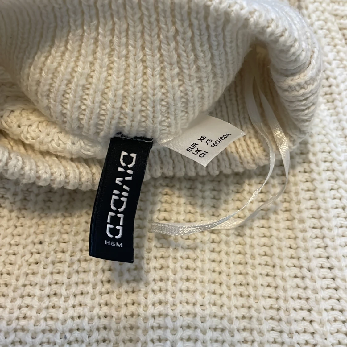 En stickad tröja från hm  - 90