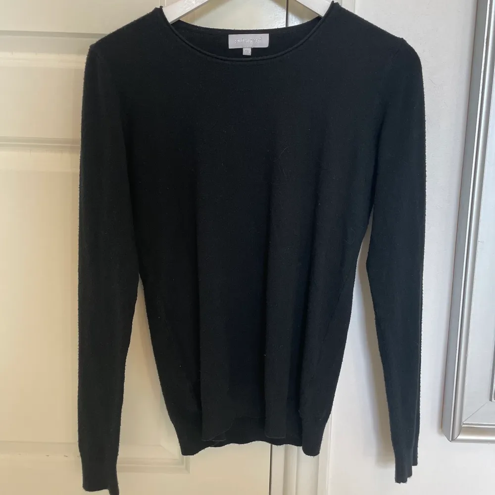 En fin svart tröja, nästan aldrig använd och i nytt skick💓Strl M/L enligt lappen men jag skulle säga strl Xs/S💞💞. Tröjor & Koftor.