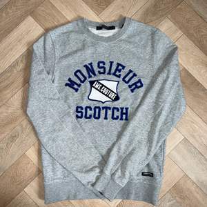En grå sweater med tryck från Scotch & Soda i storlek S. Knappt använd, i nyskick! Nypris: 1299kr Kanske budgivning om många är intresserade.