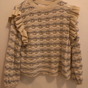 Stickad tröja  - Jättesnygg tröja från Zara, endast använd fåtal gånger och passar till allt 