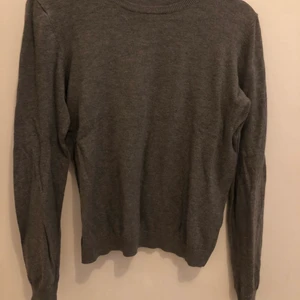 Tunn grå tröja - Jättefin tunnstickad grå tröja nästan aldrig använd