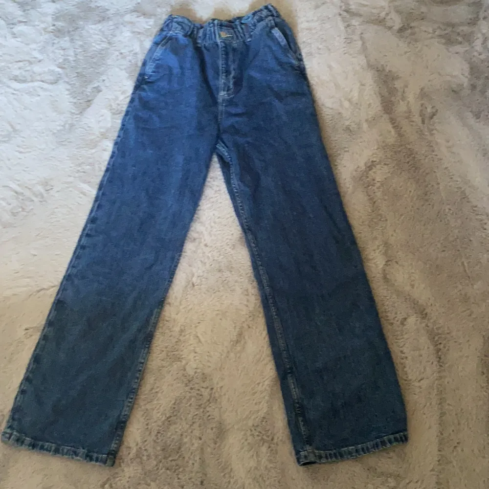 Använda 1 gång, mörkblåa fina jeans, säljer de för att de aldrig kommer till användning. Jeans & Byxor.