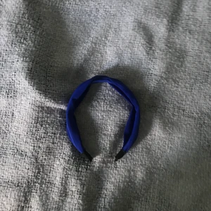 Diadem  - Ett blått diadem från hm ❤️ kontakta för intresse och frågor ❤️❤️ frakt = 10kr även och det står 29 