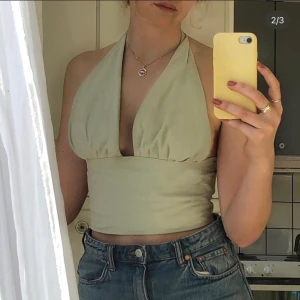 Halterneck - Justerbar och ska passa xs-m, köpt förra året för 300 av en tjej som sytt den själv, säljer för 200 + frakt. Använd en gång. Första bilden lånad av orginalsäljaren💕