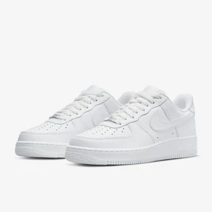 Nike air force  - Säljer mina Nike air force då de inte kommer till användning. Har bara använt de ett fåtal gånger. Nyskick 💕 skriv för mer bilder 