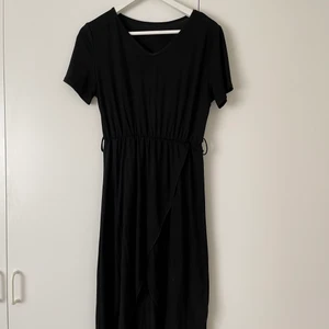 Svart omlottklänning - En svart omlottklänning (bandet finns ej), oanvänd! 