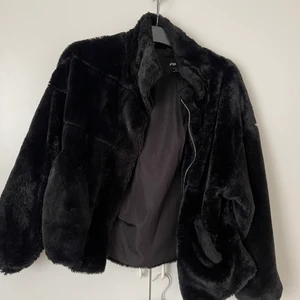 Pälsjacka - Fake höstpälsjacka i svart med dragkedja & snörning i midjan för att justera storleken