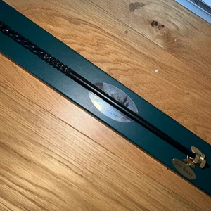 Harry Potter  - Ginny Weasley stav | The Nobel Collection |  Den har en stav-hållare som det står ”Ginny Weasley” på. Säljer för 175kr + frakt. Betalning sker via Swish 