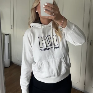 Vit hoodie - Säljer min vita helly hansen hoodie eftersom den har blivit för liten för mig. Den är använd men ändå i bra skick, storlek S. Köparen står för eventuell fraktkostnad #hoodie 