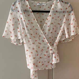 Knytblus NA-KD - Söt knyttopp/blus från NA-KD med blommor, tunnt material. Strl 32. Är så fin på men tyvärr blivit för liten för mig. 