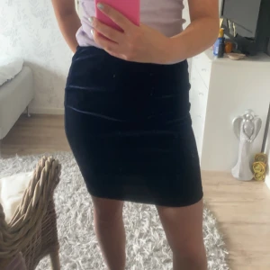 Kjol - Oanvänd mörkblå kjol. Storlek s