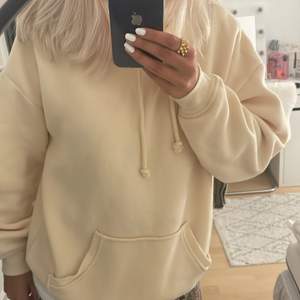 Säljer min gula jätte fina bikbok hoodie som är i mycket gott skick och inte använd mer än två gånger.Denna färg på hoodie är slutsåld på deras hemsida. Säljer pga vill köpa andra kläder.😽