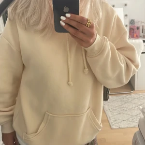 BIKBOK HOODIE  - Säljer min gula jätte fina bikbok hoodie som är i mycket gott skick och inte använd mer än två gånger.Denna färg på hoodie är slutsåld på deras hemsida. Säljer pga vill köpa andra kläder.😽