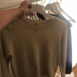Beige stickad tröja - Stickad tröja från hm💕 kontakta för bättre bilder