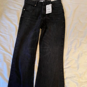 Byxor från Zara strl 38 - Helt nya byxor från zara storlek 38, säljer dom pågrund av att dom är alldeles för små på mig. Pris kan diskuteras 🤩