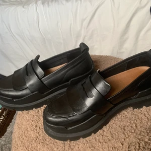 Svarta loafers med hög sula  - Ett par skor/tofflor/lofers med en högre sula från G-Star Raw. Otroligt skick och nästan oanvända. Köparen står för frakt