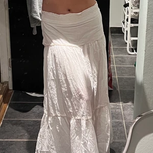 Vit lågmidjad kjol - Säljer min vita lågmidjade kjol. Älskar den 🤍 Den har guldiga fina detaljer på ”volangerna” eller det kan kallas. Storlek 36. Märket är det danska DAY Birger et Mikkelsen. Pruta gärna  ❤️‍🔥