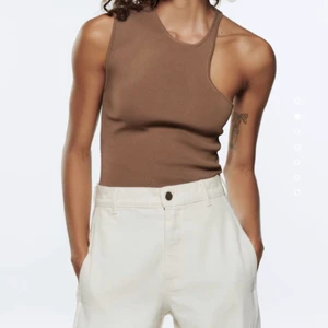 Zara stickad och assymetrisk brun topp  - Storlek S! Aldrig använd! Slutsåld från vårens kollektion. Så snygg när man är brun!