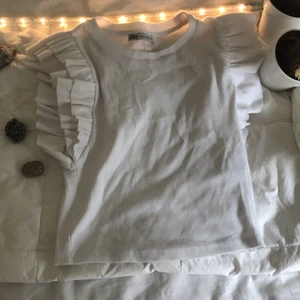 Super snygg tröja från zara 🌟 - Har aldrig hunnit använda innan,  jag bestämmde mig för att rensa.  Den  sitter super snyggt på och den har super cool disign 🌟