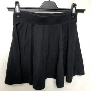 Jättesöt svart kort kjol