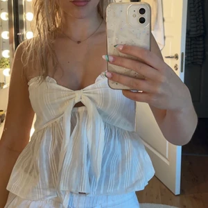 Topp - Jättesöt topp☺️ storlek S men passar nog både M och XS!! Hör av er vid frågor💗 ‼️TRYCK INTE PÅ KÖP NU‼️