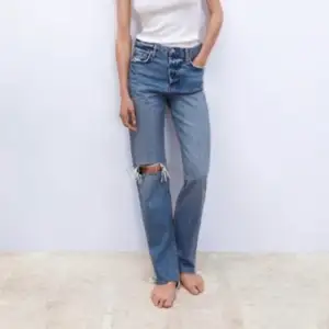 De tidigare populära full length straight jeansen med hål från Zara. Har en liten gul fläck på fickan som syns på bilden. Jag är 172 cm lång. Frakt ingår i priset