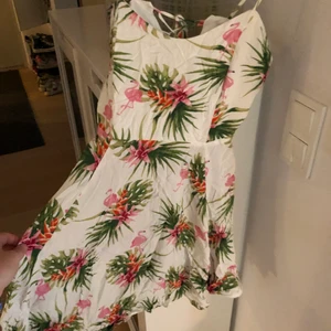 Härlig sommar klänning!💕 - Super söt sommarklänning inst XS men passar ända upp till M skulle jag säga! Nästan helt oanvänd endast lite skrynklig💕