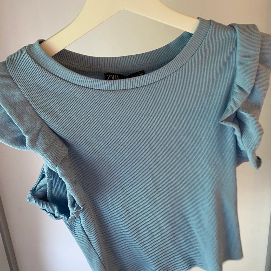 Zara topp med volang - 90