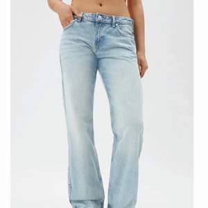 säljer mina low arrow jeans från weekday för jag måste rensa! storlek w30/l32 för att jag gillar när de sitter lite pösigare och inte jätte tight!❤️ skriv för fler bilder