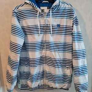 Jacka - Fin jacka som har fickor, bra passform till kille. Märket är DC Apparel Division 