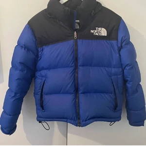 Northface jacka  - Säljer min Northface jacka. Passar mig perfekt som är 168cm lång 🫶🏻 strl m. Jätte varm o stora fickor ❤️