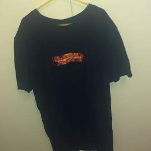 Svart t-shirt med texten ”MORE HUMAN THAN HUMAN”, i storlek XS. Köpt på NewYorker för cirka ett år sedan. Helt okej skick.