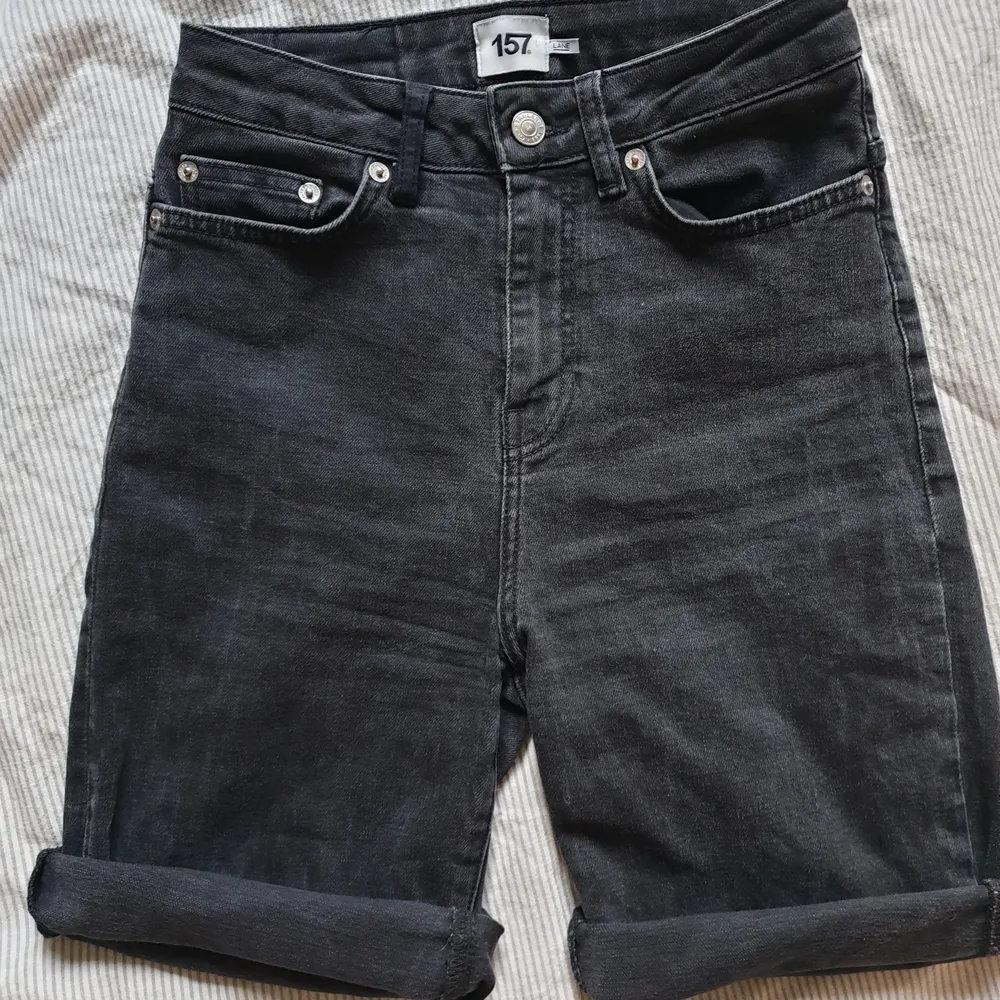 Avklippta jeansshorts från lager 157. . Shorts.