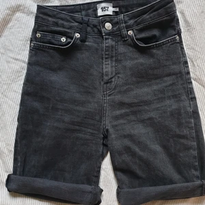 Avklippta shorts, knälånga, XS - Avklippta jeansshorts från lager 157. 