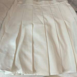 En helt vanlig vit tenniskjol från shein