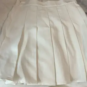 En helt vanlig vit tenniskjol från shein