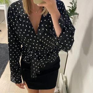 Prickig omlott blus - Söt prickig omlott blus som även kan användas som kofta💕 Strl M men funkar även för S, fint skick. Från bikbok