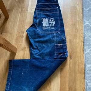 Skit coola carpenter jeans! Står storlek 30 men skulle uppskatta att de är 31/32 eller 32/34, fråga gärna om mått så att det blir rätt! Vanligt slitage men annars i bra skick. Frakt tillkommer ✨