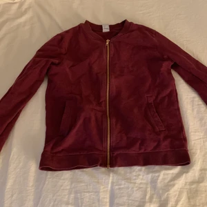 Jag säljer min vinröda kofta - Jag säljer min vinröda kofta som är i fint skick, jag säljer den för den har blivit för liten. Den har fickor på sidan. Frakt ingår inte!! Frakten kostar 30 kr