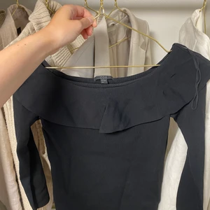 Svart offshoulder - Offshoulder Volang topp från Cos. Superkvalité och oanvänd. Strl Xs men stretchig💕 Köpt för ca 600