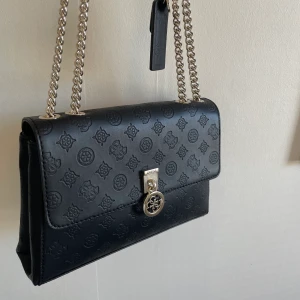 Guess väska  - Helt ny guess väska. Köpt för 1500 kr. 