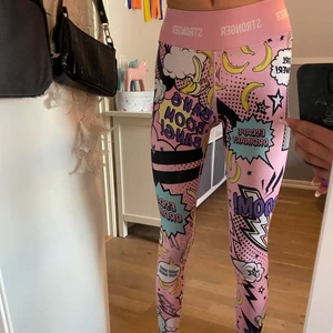 Stronger träningsbyxor - Jättefina och coola träningsbyxor från stronger, knappt använda och i superfint skick💗 Hon på bilden (min lillasyster) är 163cm, storlek xs💗Frakt tillkommer💗