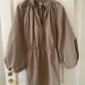 Klänning ifrån HM, storlek 36. Använd 1 gång 🧸 - som ny
