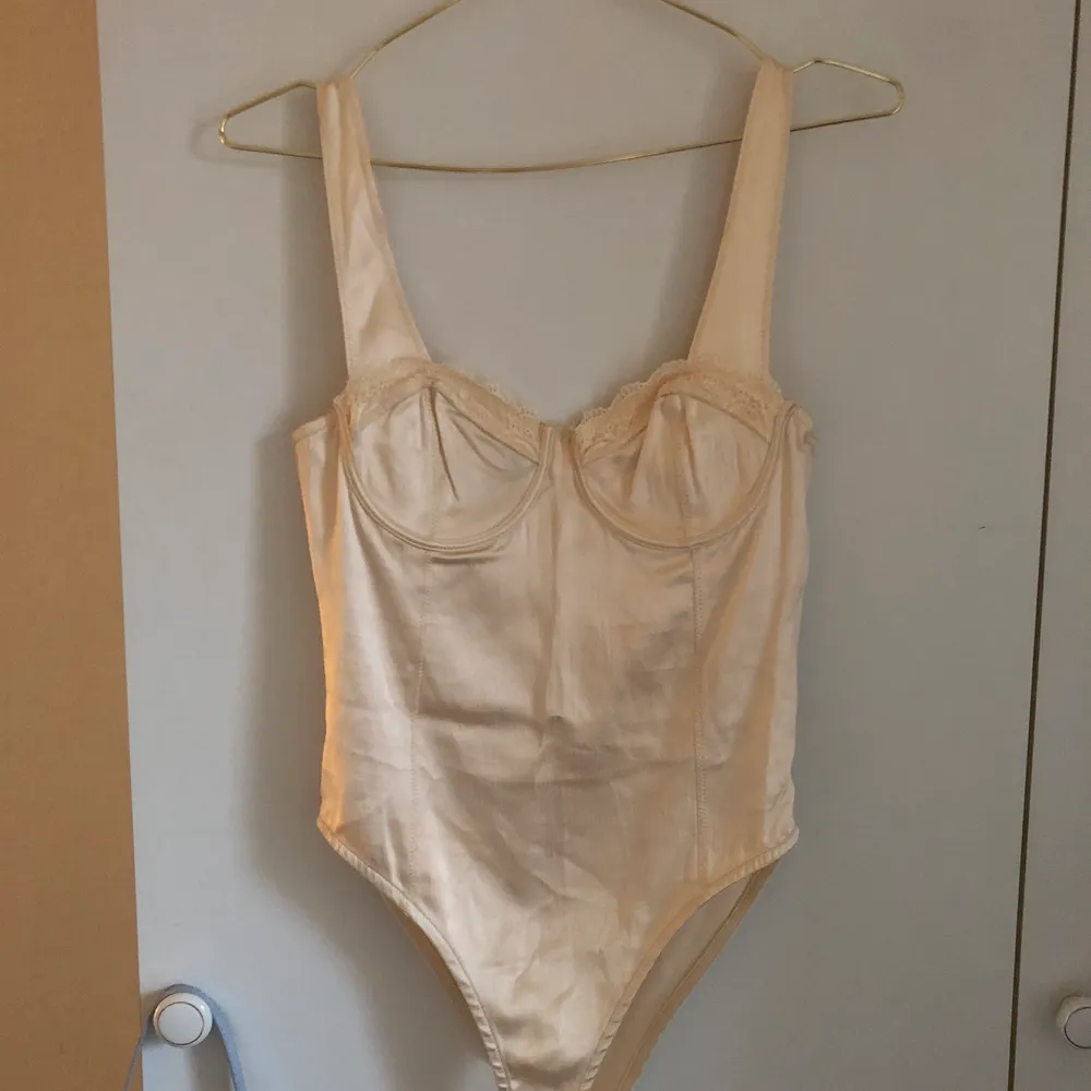 Zara body strl S beige. Toppar.