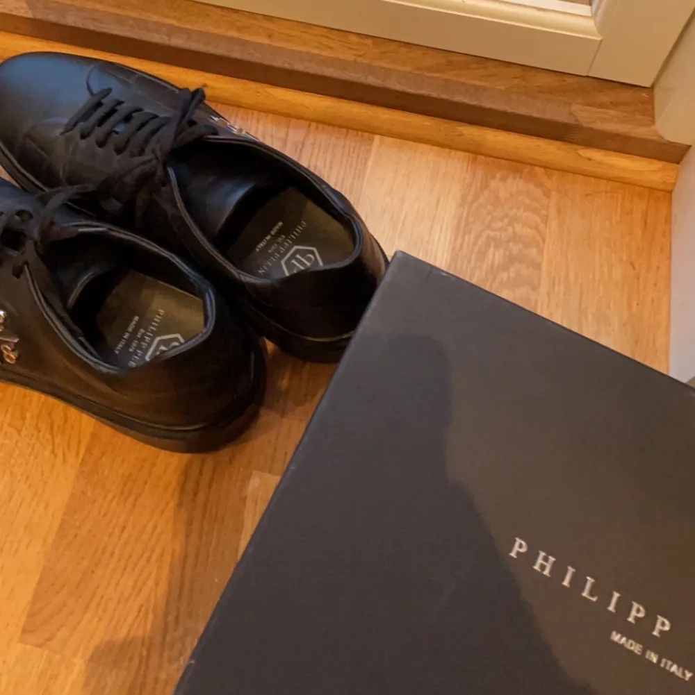 Philipp plein skor,low nappa leather. Helt nya och aldrig använda, skorna har inget slitage alls och har kvar både låda o påse. Skor.