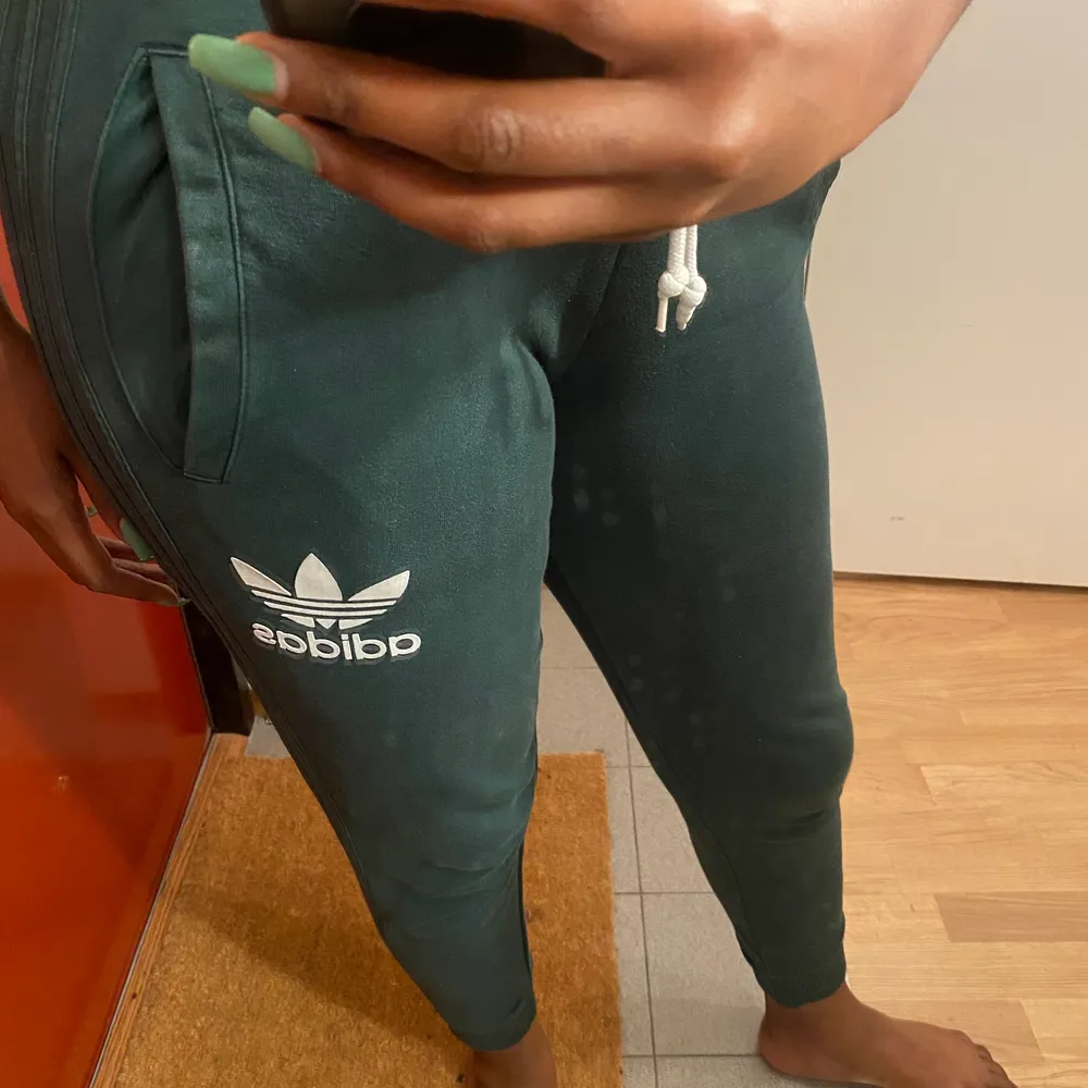 Gröna träning byxor  Adidas  Tappat lite färg från tvätt . Övrigt.