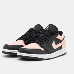 Jordans  - Säljer mina Jordans i stl 40 som är köpta från zalando, säljer då dom knappt används längre, skorna är i jättebraskick och inga slitage finns på skorna. Säljer för 500kr+frakt❤️❤️