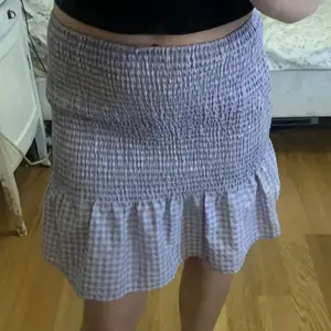 Lila oanvänd kjol från H&M 
